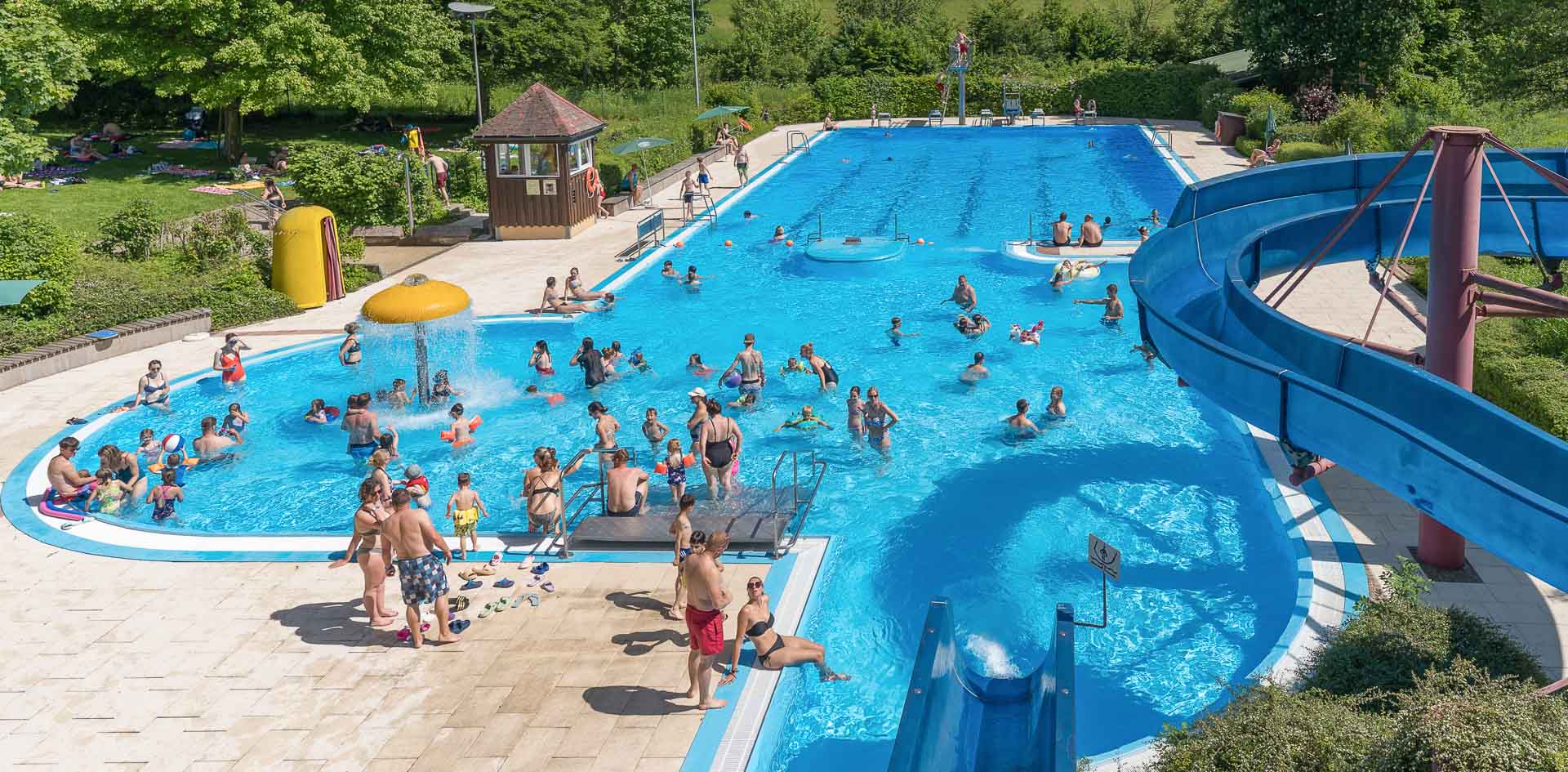 Badespaß in Loßburg: Das Freibad bleibt für viele Gäste ein beliebter Treffpunkt für große und kleine Wasserratten. (Foto: Peter Stumpf) Badespaß in Loßburg: Das Freibad bleibt für viele Gäste ein beliebter Treffpunkt für große und kleine Wasserratten. (Foto: Peter Stumpf)