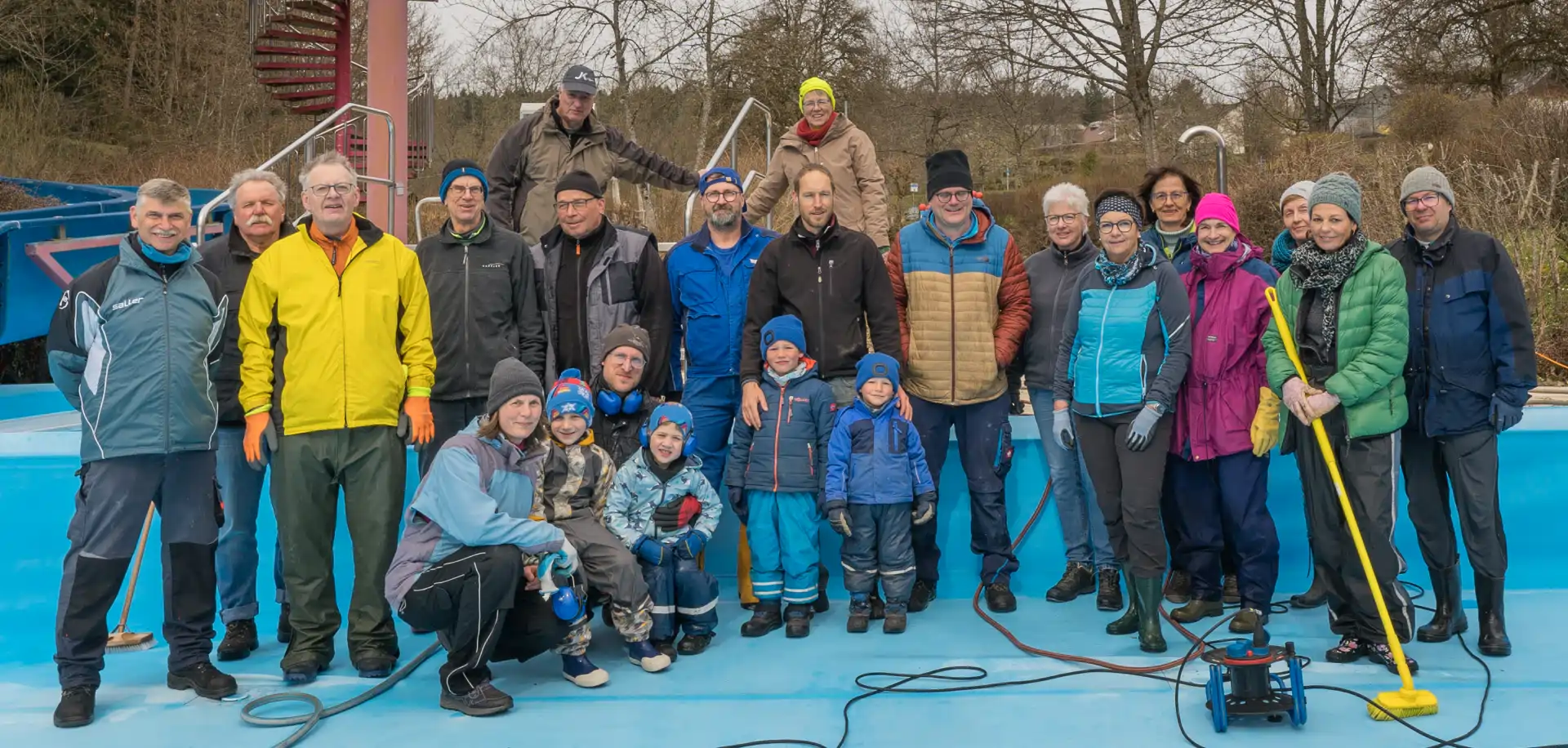 Beckenputzaktion im Freibad Loßburg